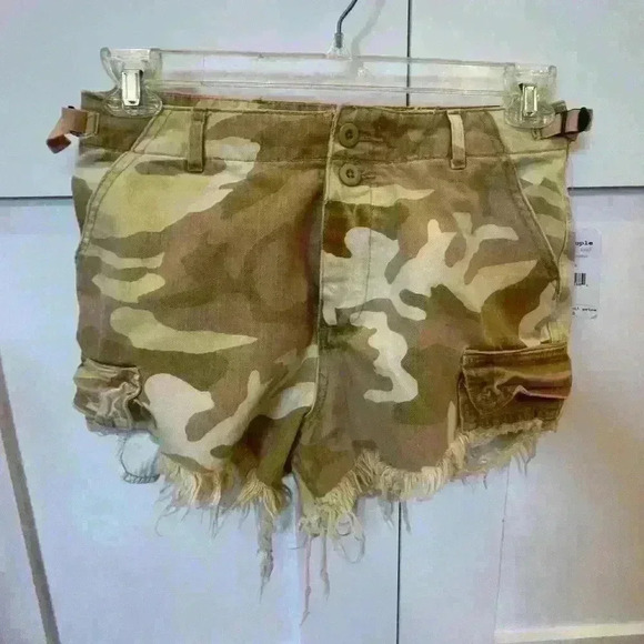 Free People We the Free Desert Tan Camouflage Cargo Shorts. SZ 6. NWT - Picture 8 of 10